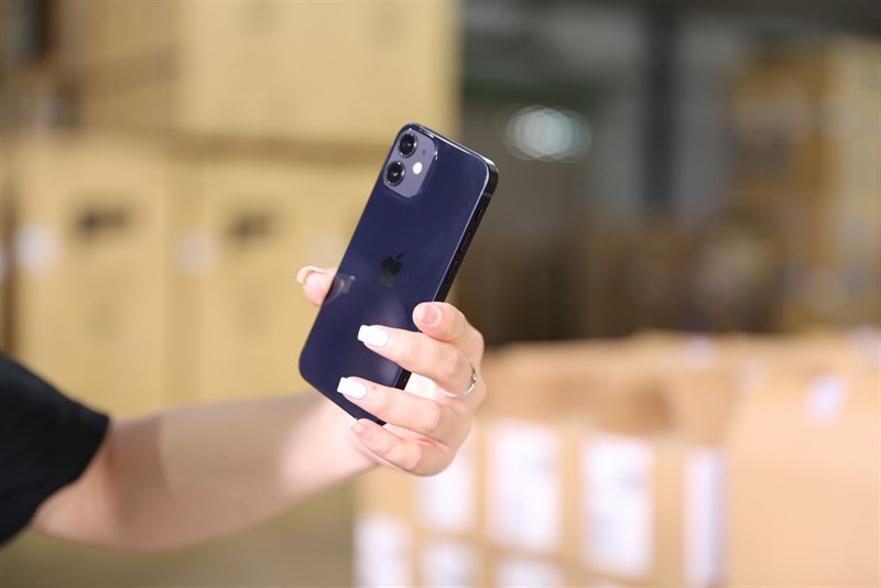 Người dùng đang đứng trước kèo chọn khó khăn nhất: iPhone 12 Pro đẳng cấp hay lui về iPhone 12 cho tiết kiệm? Người dùng đang đứng trước kèo chọn khó khăn nhất: iPhone 12 Pro đẳng cấp hay lui về iPhone 12 cho tiết kiệm?