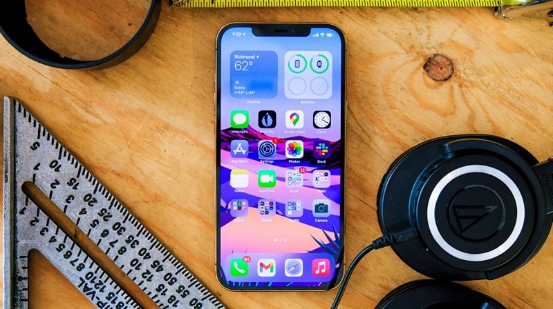 ng đổi dẫn đến việc hiệu ứng thị giác màn hình tràn viền hơn. Màn hình trên iPhone 12 Pro Max cũng được nâng cấp về chất lượng tấm nền hơn tiền nhiệm, đem lại trải nghiệm nhìn tốt hơn nữa. Người dùng đã đứng trước kèo chọn khó khăn nhất: iPhone 12 Pro đẳng cấp hay lui về iPhone 12 cho tiết kiệm