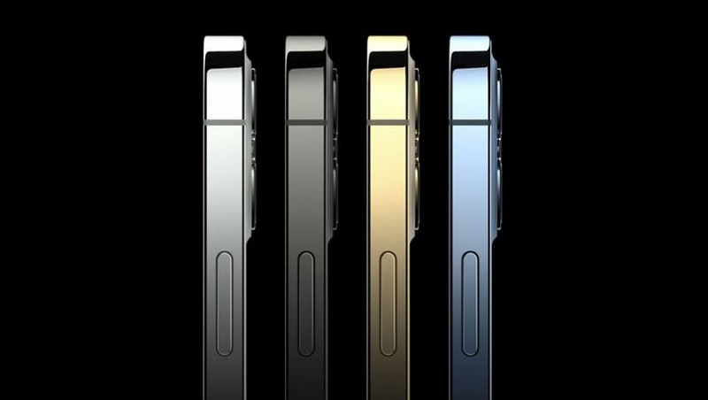Thiết kế mới vuông thành sắc cạnh còn giúp chiếc iPhone 12 Pro Max mới tối ưu được diện tích hiển thị mặt trước. Cụ thể cùng một kích thước nhưng màn hình của iPhone 12 Pro Max là 6.7 inch lớn hơn 6.5 inch trên iPhone 11 Pro Max. Cũng nhờ màn hình to, phần tai thỏ lại không đổi dẫn đến việc hiệu ứng thị giác màn hình tràn viền hơn. Màn hình trên iPhone 12 Pro Max cũng được nâng cấp về chất lượng tấm nền hơn tiền nhiệm, đem lại trải nghiệm nhìn tốt hơn nữa. Thiết kế mới vuông thành sắc cạnh còn giúp chiếc iPhone 12 Pro Max mới tối ưu được diện tích hiển thị mặt trước. Cụ thể cùng một kích thước nhưng màn hình của iPhone 12 Pro Max là 6.7 inch lớn hơn 6.5 inch trên iPhone 11 Pro Max. Cũng nhờ màn hình to, phần tai thỏ lại không đổi dẫn đến việc hiệu ứng thị giác màn hình tràn viền hơn. Màn hình trên iPhone 12 Pro Max cũng được nâng cấp về chất lượng tấm nền hơn tiền nhiệm, đem lại trải nghiệm nhìn tốt hơn nữa.