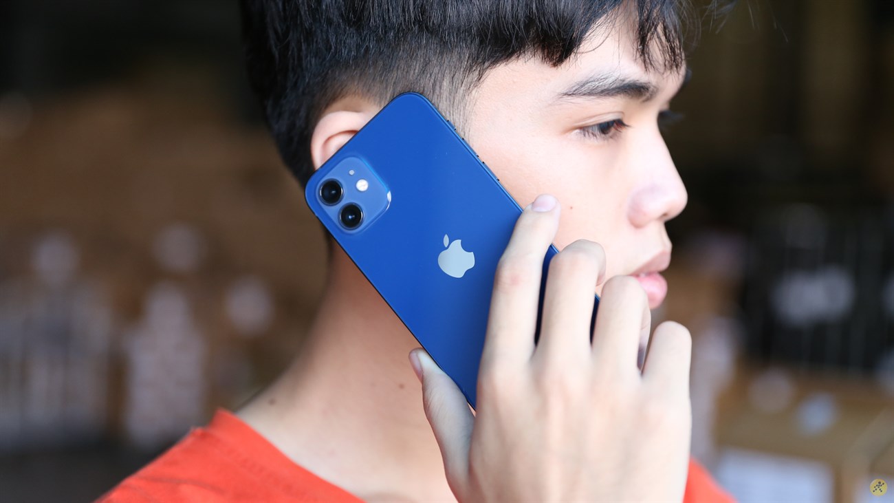 Nhìn iPhone 12 không hề kém sang một chút nào