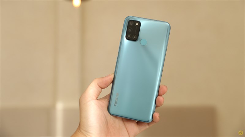 Mặt sau của Realme C17 với màu sắc ấn tượng