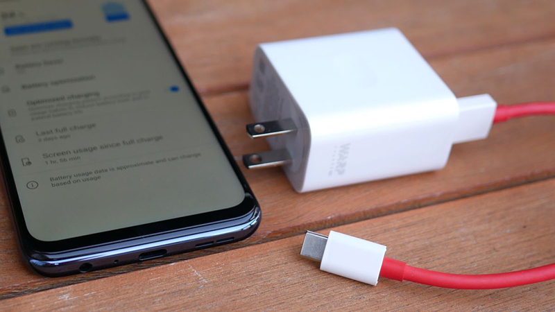 Bộ sạc nhanh 30 W sẽ đi kèm với máy để sạc viên pin 4.300 mAh Bộ sạc nhanh 30 W sẽ đi kèm với máy để sạc viên pin 4.300 mAh