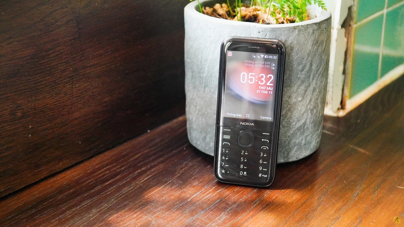 Nokia 8000 4G Nokia 8000 4G