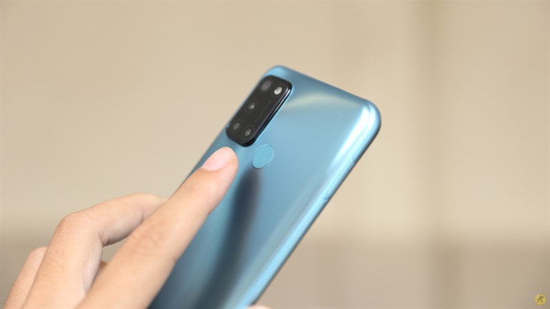 Cảm biến vân tay sau mặt lưng của Realme C17 rất dễ sử dụng