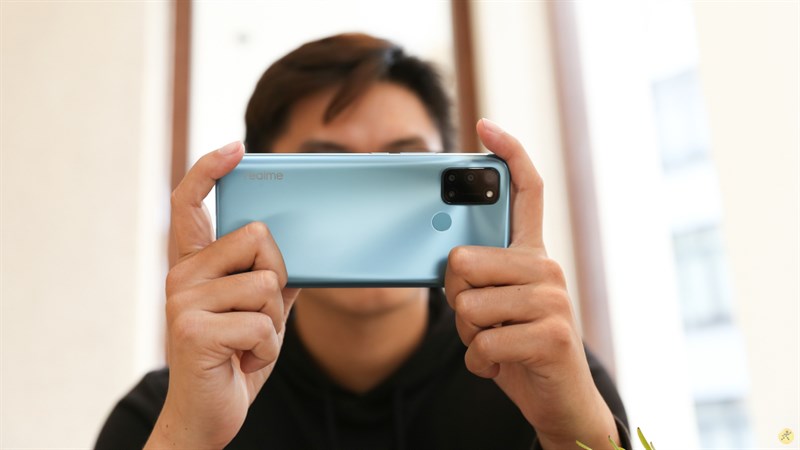 Cảm giác cầm nắm Realme C17 rất thoải mái