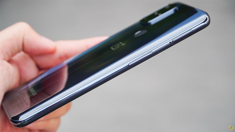 Nút nguồn được đặt bên cạnh trái của N10 5G Phím tăng giảm âm lượng và khe cắm sim và thẻ nhớ được đặt bên cạnh trái của N10 5G