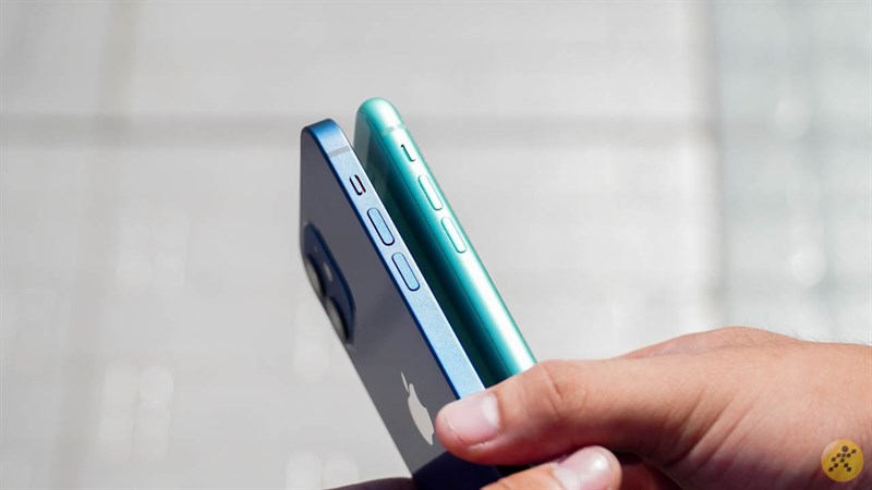 Cạnh trái của iPhone 11 và iPhone 12