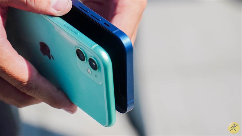 Cạnh trên của iPhone 11 và iPhone 12