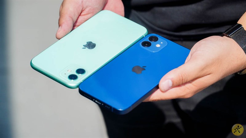 Mặt sau của iPhone 12 và iPhone 11 