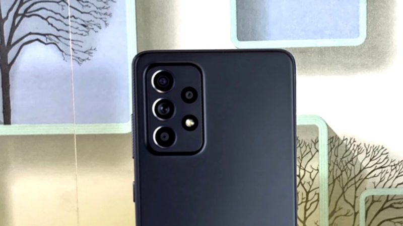 Có điều cả mặt lưng và bề mặt lồi của cụm camera trên Galaxy A52 đã được làm nhám hơn so với người tiền nhiệm. (Nguồn: UBXTech) Có điều cả mặt lưng và bề mặt lồi của cụm camera trên Galaxy A52 đã được làm nhám hơn so với người tiền nhiệm. (Nguồn: UBXTech)