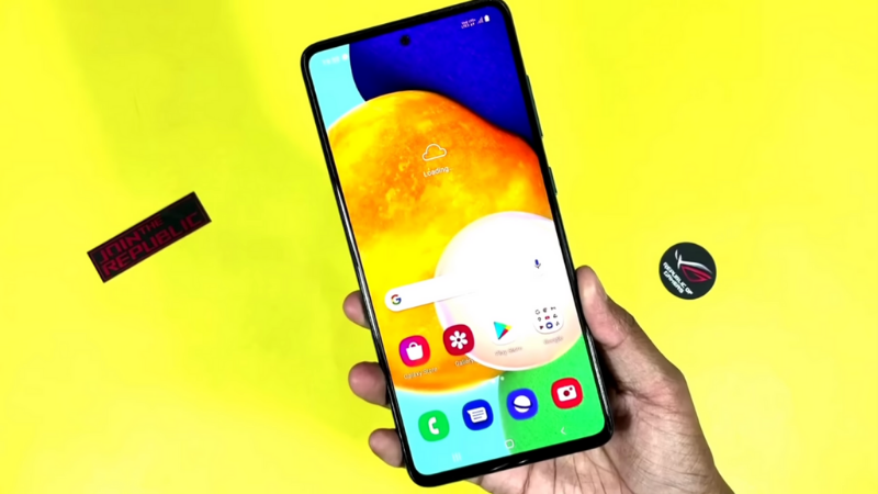 Galaxy A52 vẫn sở hữu một màn hình với kiểu thiết kế 'đục lỗ'. (Nguồn: UBXTech). Galaxy A52 vẫn sở hữu một màn hình với kiểu thiết kế 'đục lỗ'. (Nguồn: UBXTech).