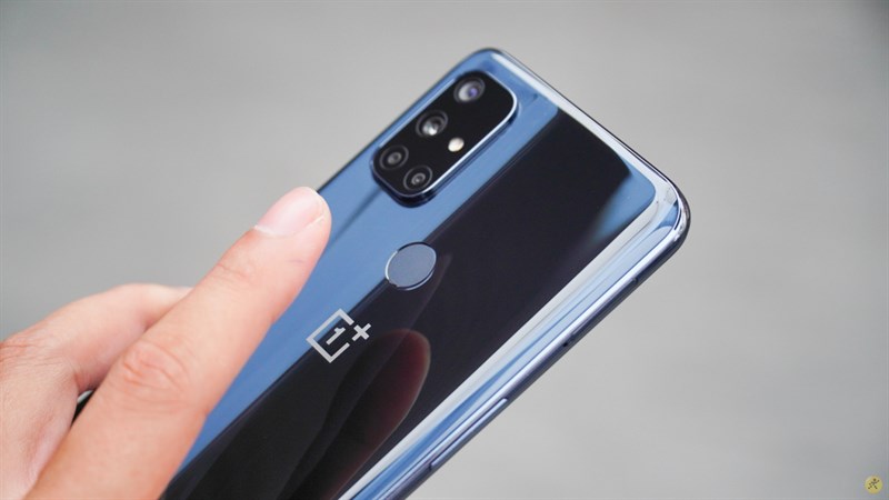 Cảm biến vân tay 1 chạm được đặt ở mặt sau của OnePlus Nord N10 Cảm biến vân tay 1 chạm được đặt ở mặt sau của OnePlus Nord N10