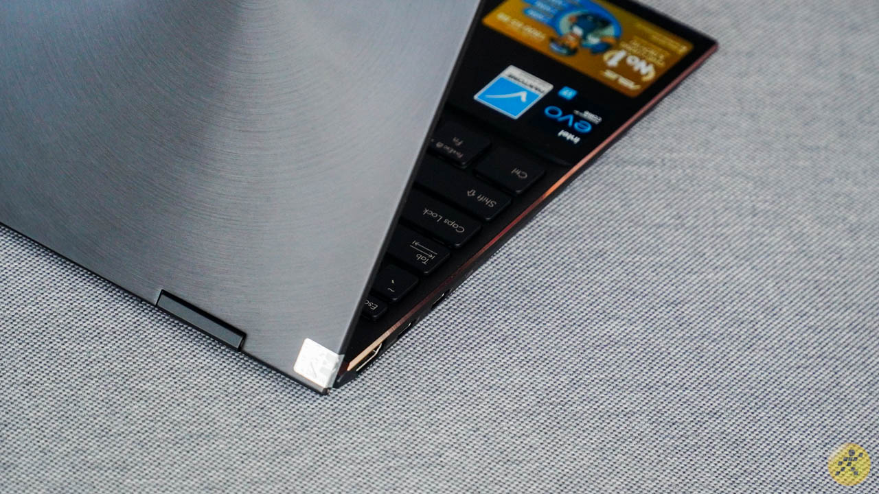 Góc máy của ASUS ZenBook Flip S UX371 Góc máy của ASUS ZenBook Flip S UX371