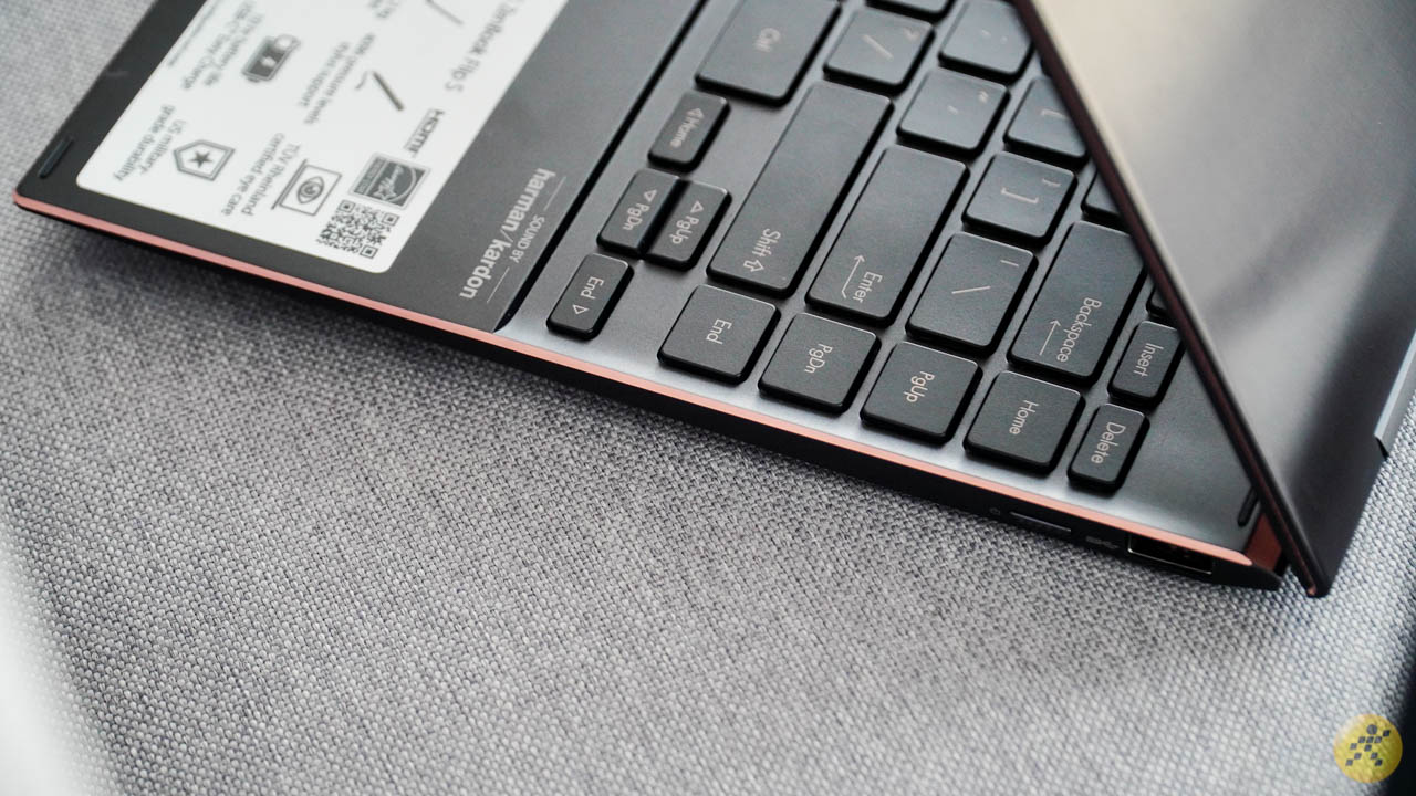 Viền cạnh xung quanh của ASUS ZenBook Flip S UX371 Viền cạnh xung quanh của ASUS ZenBook Flip S UX371