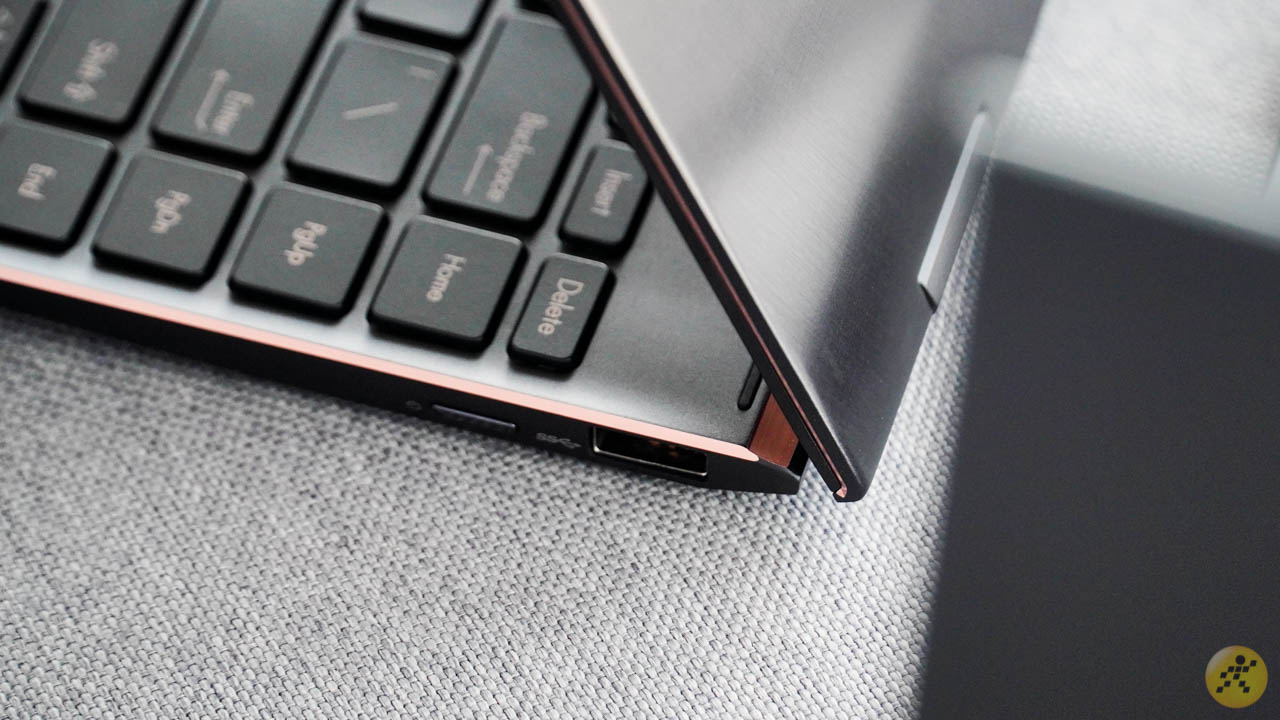 Viền cạnh ASUS ZenBook Flip S UX371 có màu vàng đồng đẹp mắt Viền cạnh ASUS ZenBook Flip S UX371 có màu vàng đồng đẹp mắt
