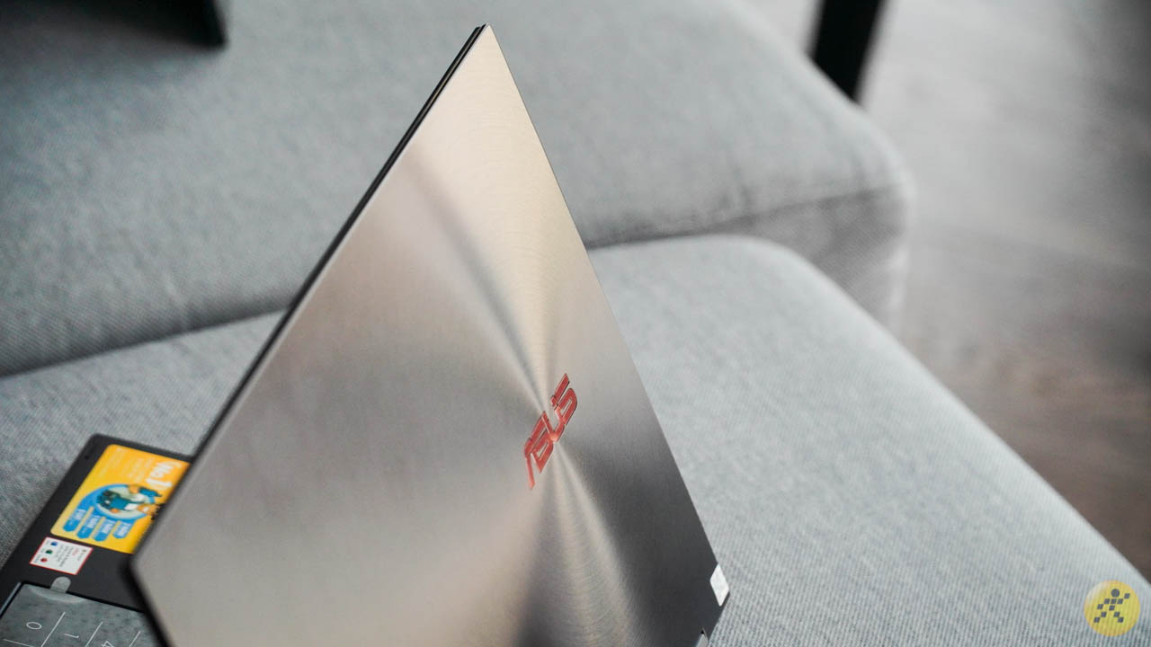 Cận cảnh mặt lưng của ASUS ZenBook Flip S UX371 Cận cảnh mặt lưng của ASUS ZenBook Flip S UX371