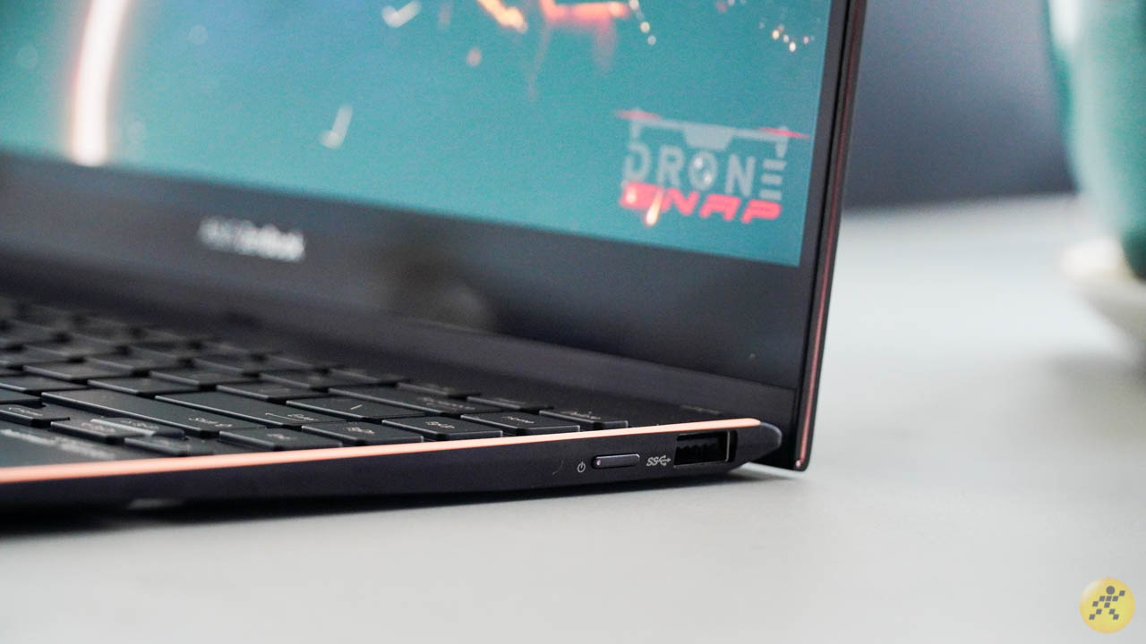Cạnh phải của ASUS ZenBook Flip S UX371 Cạnh phải của ASUS ZenBook Flip S UX371