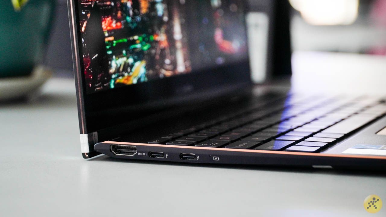 Cạnh trái của ASUS ZenBook Flip S UX371 Cạnh trái của ASUS ZenBook Flip S UX371