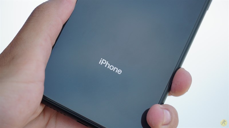 Cảm giác cầm nắm trên iPhone XR là rất tốt