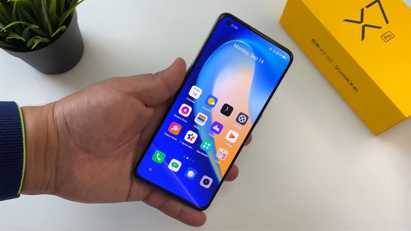 Thiết kế màn hình của Realme X7 Pro