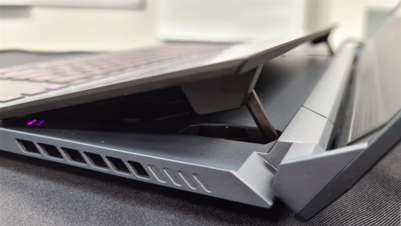 Bản lề giúp màn hình của Asus ROG Zephyrus Duo 15 Bản lề giúp màn hình của Asus ROG Zephyrus Duo 15