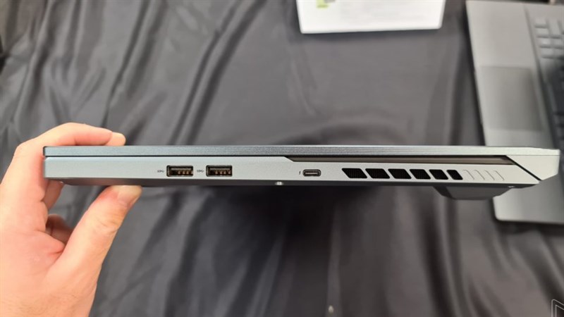 Cạnh phải của Asus ROG Zephyrus Duo 15 Cạnh phải của Asus ROG Zephyrus Duo 15