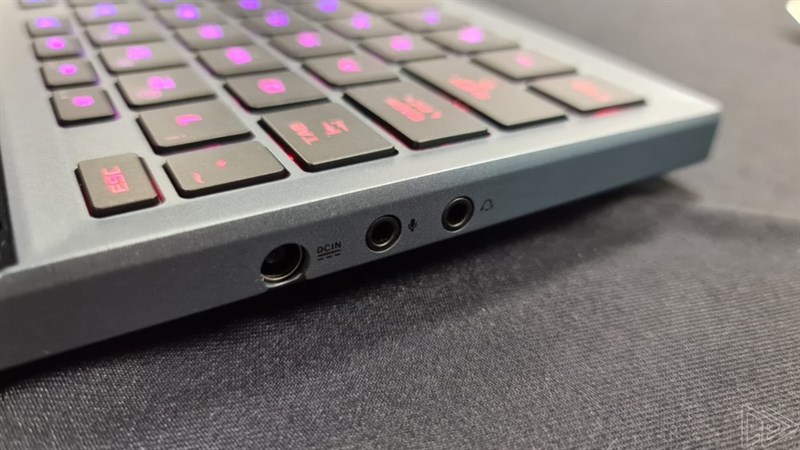 Cạnh trái của Asus ROG Zephyrus Duo 15 Cạnh trái của Asus ROG Zephyrus Duo 15
