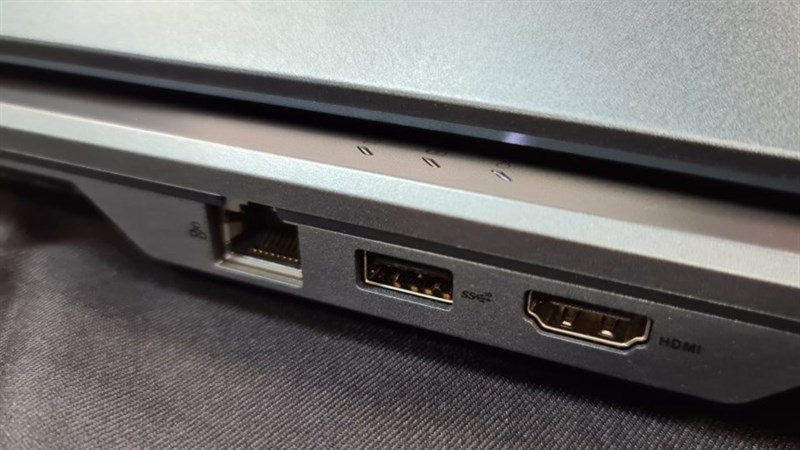 Cạnh phải của Asus ROG Zephyrus Duo 15 Cạnh phải của Asus ROG Zephyrus Duo 15