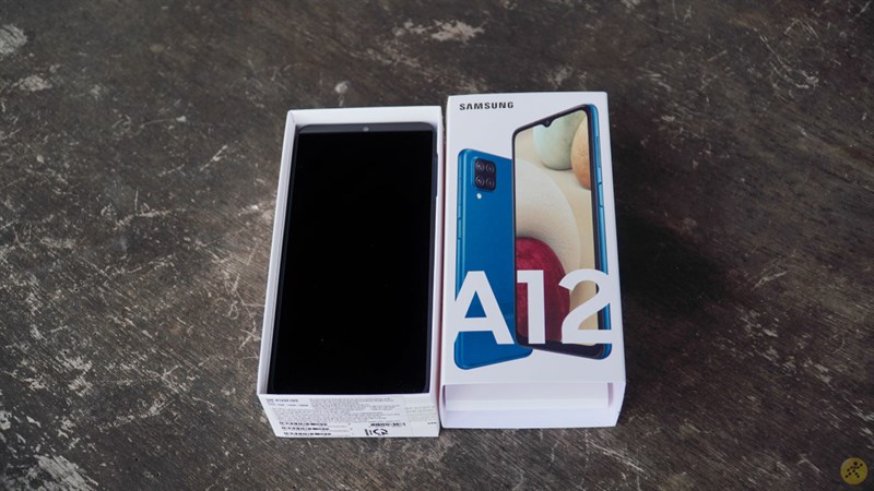 Samsung Galaxy A12 sau khi được mở hộp