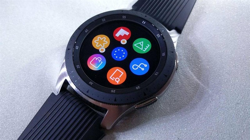 Samsung Galaxy Watch 3 có thiết kế thời trang và thoải mái giúp bạn dễ dàng đeo sản phẩm cả ngày dài. Samsung Galaxy Watch 3 có thiết kế thời trang và thoải mái giúp bạn dễ dàng đeo sản phẩm cả ngày dài.