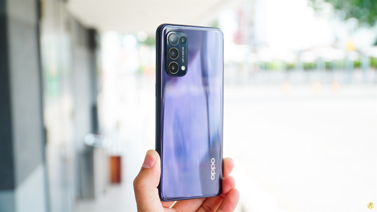 Mặt lưng chuyển màu Gradient đẹp mắt của OPPO Reno5 Mặt lưng chuyển màu Gradient đẹp mắt của OPPO Reno5