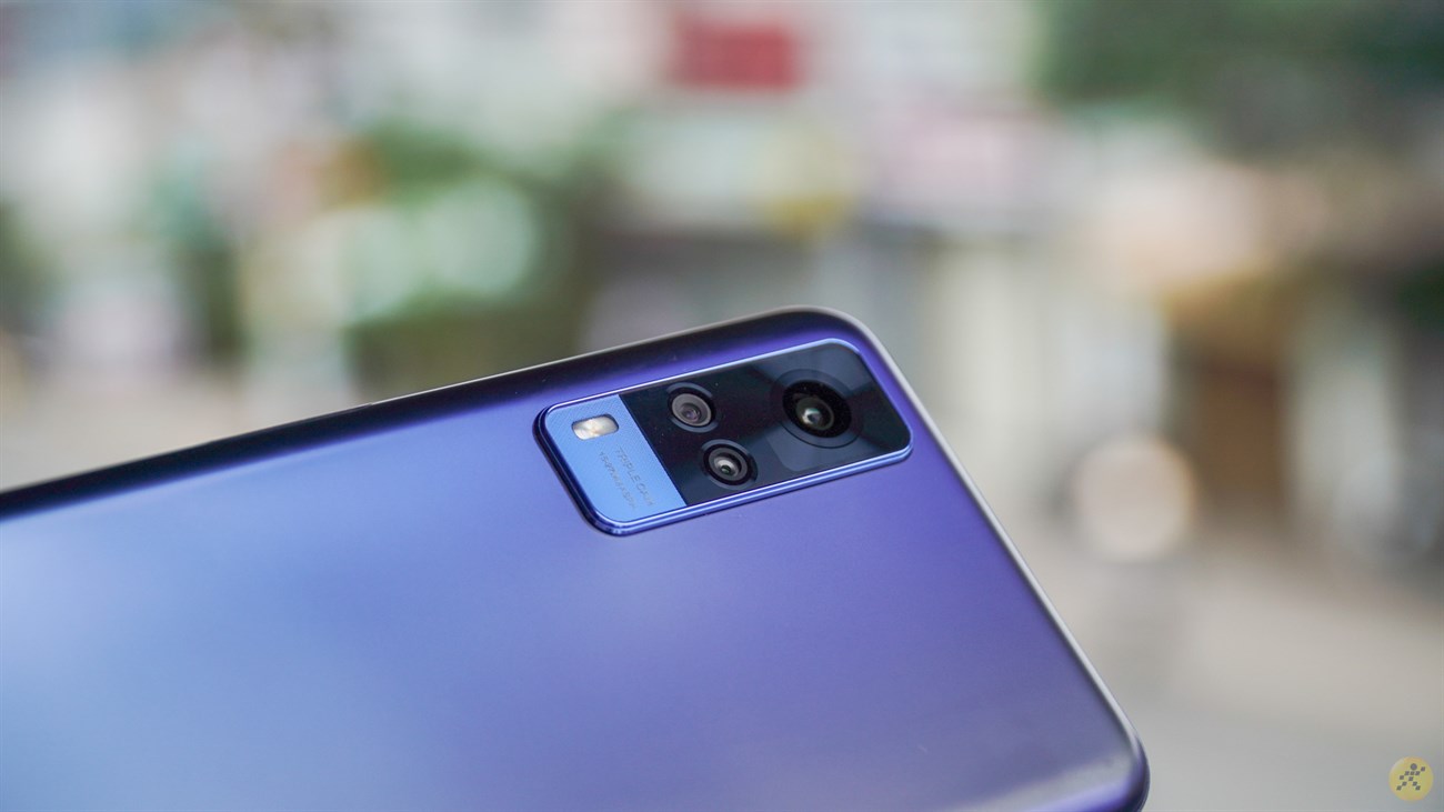 Thiết kế camera không bị lồi làm cấn máy Thiết kế camera không bị lồi làm cấn máy