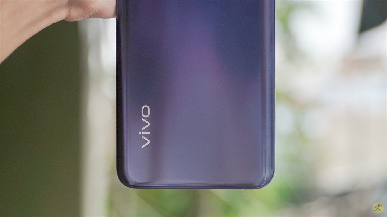 Mặt lưng bóng bẩy của Vivo Y51 Mặt lưng bóng bẩy của Vivo Y51