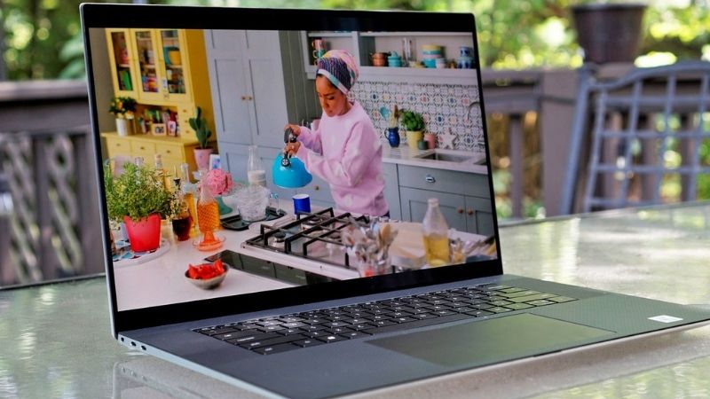 Dell XPS 17 (2020) vẫn được xem là “ít cồng kềnh” hơn so với những mẫu laptop 17 inch khác có mặt trên thị trường. Dell XPS 17 (2020) vẫn được xem là “ít cồng kềnh” hơn so với những mẫu laptop 17 inch khác có mặt trên thị trường.