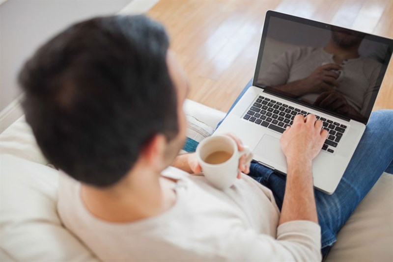 Để laptop lên đùi hoặc lên gối khi sử dụng Để laptop lên đùi hoặc lên gối khi sử dụng