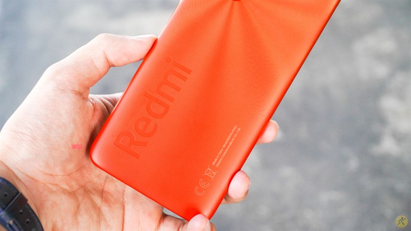 Logo Redmi được in nổi