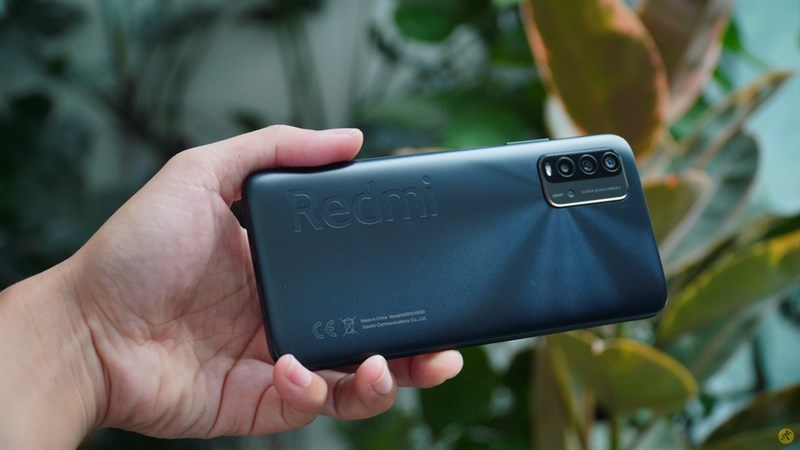 Mặt lưng phiên bản Redmi 9T màu đen nhìn ngầu hơn hẳn