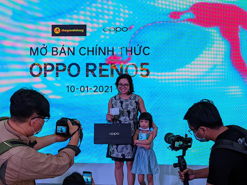 Tại cửa hàng ở Hà Nội, khách hàng đến nhận OPPO Reno5 cũng rất đông