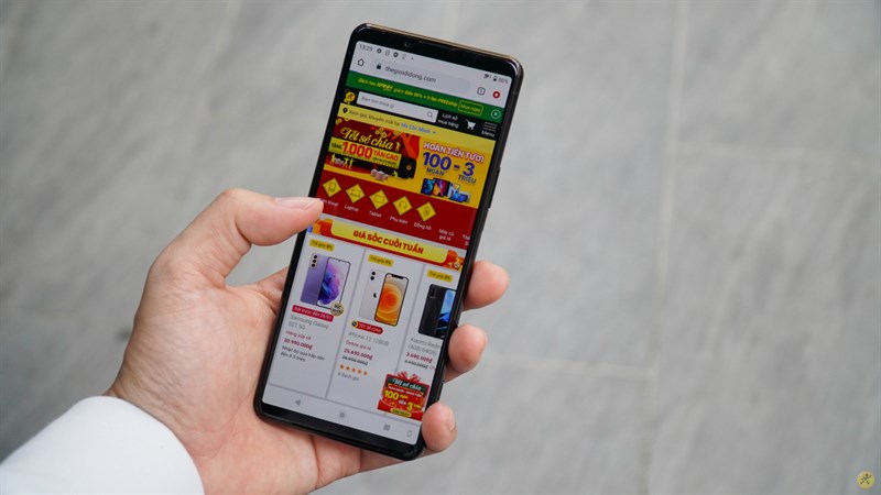 Xperia 5 Mark II khi cầm trên tay Xperia 5 Mark II khi cầm trên tay