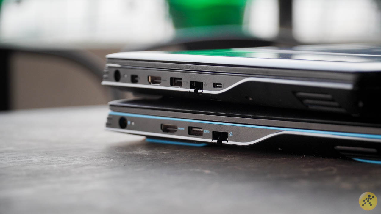 Cạnh trái của hai chiếc laptop