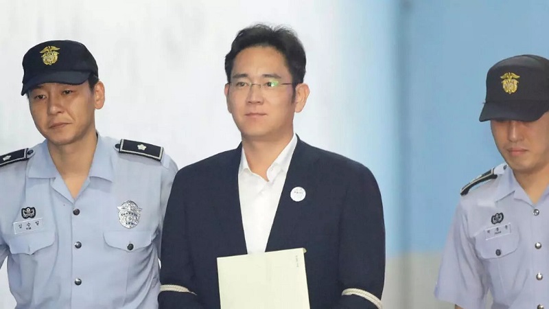 Cú sốc cho gã khổng lồ công nghệ Hàn Quốc: ‘Thái tử’ nhà Samsung Lee Jae-yong bị kết án 2.5 tù vì tội hối lộ Cú sốc cho gã khổng lồ công nghệ Hàn Quốc: ‘Thái tử’ nhà Samsung Lee Jae-yong bị kết án 2.5 tù vì tội hối lộ