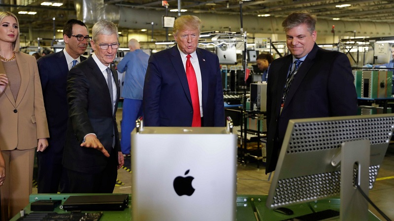 CEO Tim Cook đã tặng cựu Tổng thống Mỹ Donald Trump chiếc Mac Pro 2019 đầu tiên trị giá hơn 130 triệu đồng