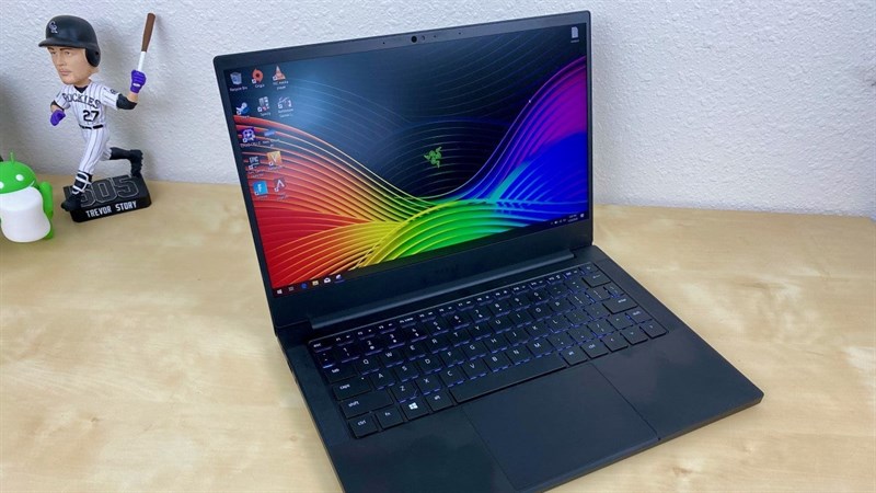 Bàn phím Razer Blade Stealth 13 được cải tiến và bàn rê chuột lớn.