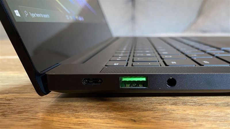 Cạnh trái Razer Blade Stealth 13