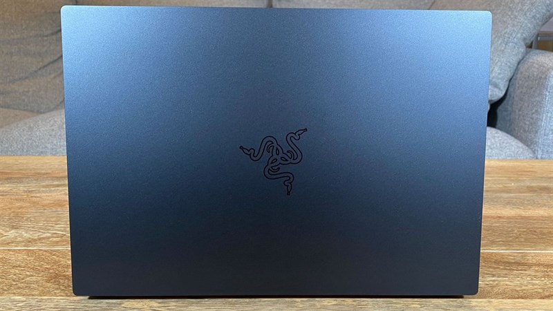 Thiết kế Razer Blade Stealth 13 mạnh mẽ và sang trọng.