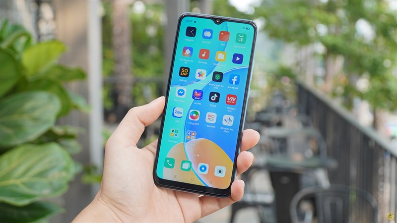 Mặt trước của OPPO A15s với màn hình 6.52 inch