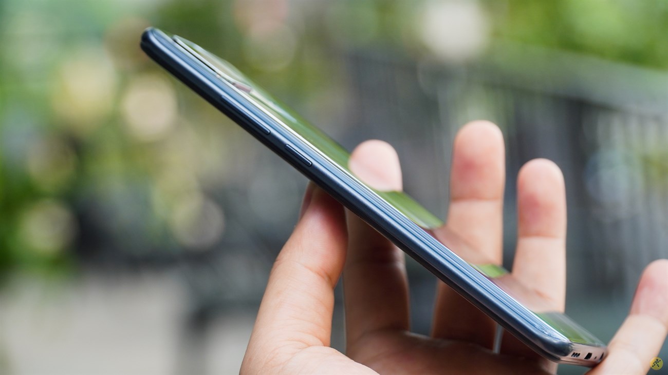 OPPO A15s có thiết kế khá mỏng, chỉ ở mức 7.9 mm. OPPO A15s có thiết kế khá mỏng, chỉ ở mức 7.9 mm.