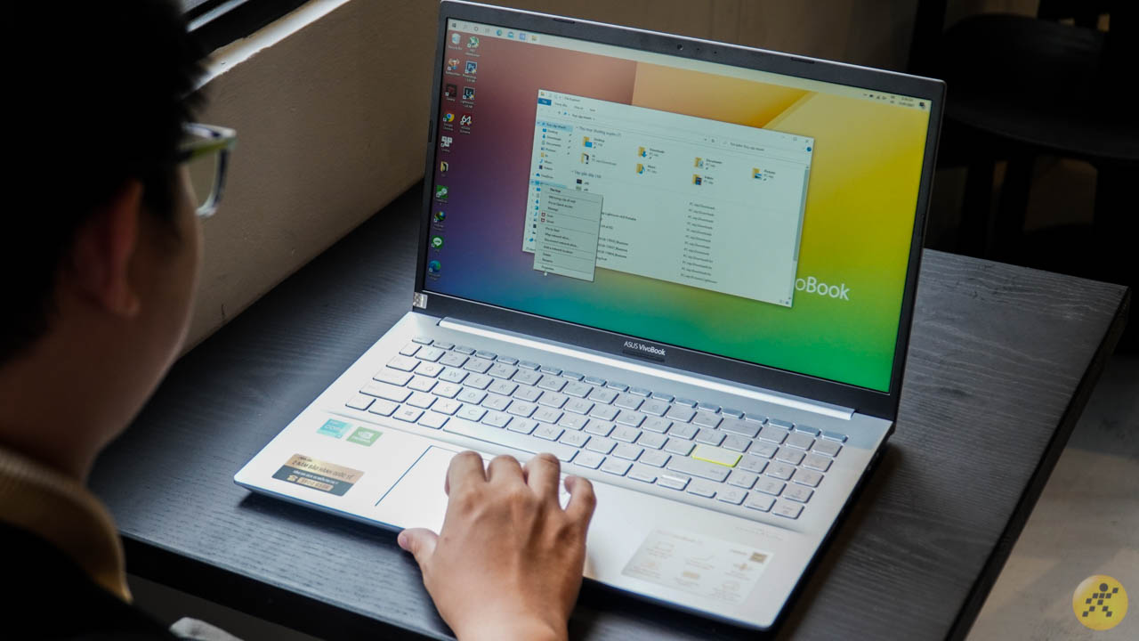 ASUS VivoBook A515EP sở hữu màn hình tươi sáng