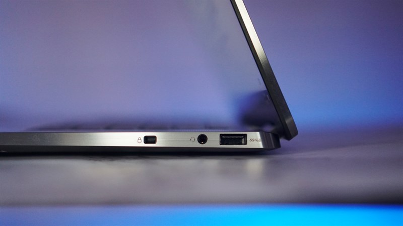Cạnh phải của Dell Latitude 9510. Cạnh phải của Dell Latitude 9510.