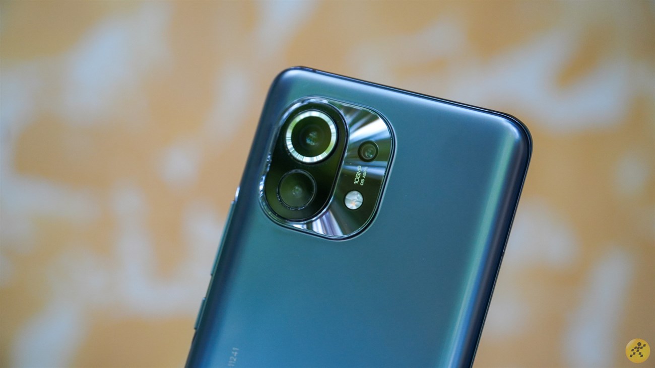 Cụm camera viên nhộng làm điểm nhấn trên Xiaomi Mi 11.